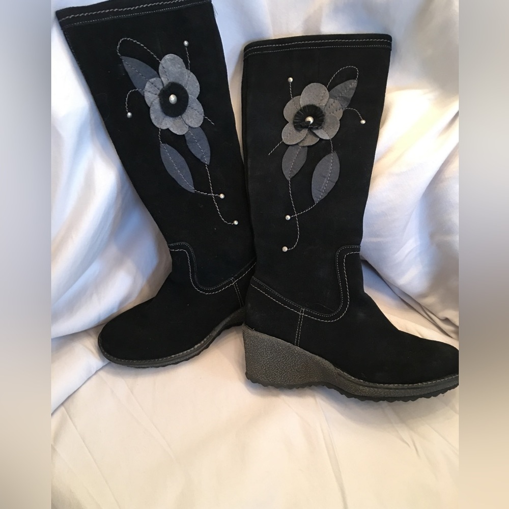 Suede boots with flower details. Like new.